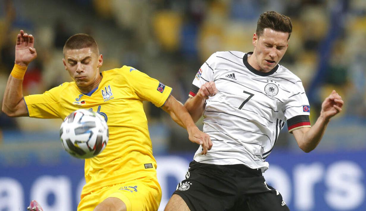Pemain Jerman, Julian Draxler, berebut bola dengan pemain Ukraina, Vitaliy Mykolenko, pada laga UEFA Nations League di Stadion Olimpiyskiy, Minggu (11/10/2020). Jerman menang dengan skor 2-1. (AP Photo/Efrem Lukatsky)