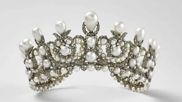 Salah satu tiara yang dicuri dari Museum Louvre. Dok. GRANDPALAISRMN / MUSÉE DU LOUVRE / DÉPARTEMENT DES OBJETS D'ART