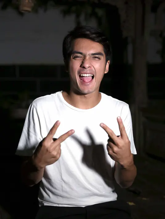 "Bersyukur banget, karena jarang-jaran sinetron sampai 100 episode. Itu untuk buku ya, skenario. Kalau yang tayang sih lebih dari 100 episode," kata Ricky Harun. (Nurwahyunan/Bintang.com)