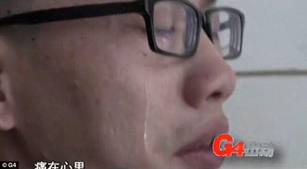 Gong menangis saat menceritakan kisahnya kepada wartawan | Photo: Copyright dailymail.co.uk