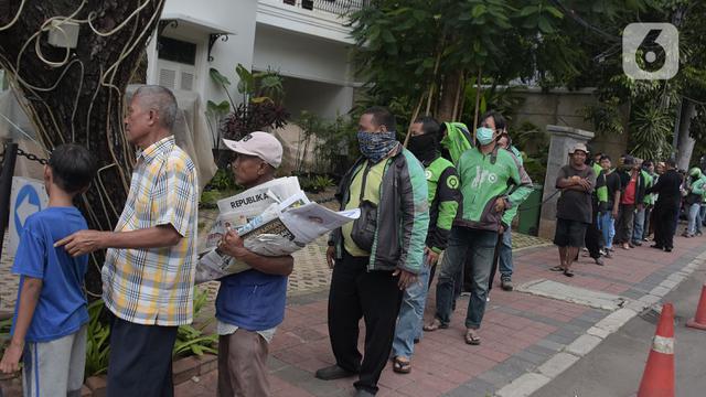 FOTO: Pandemi COVID-19, Pengemudi Ojek Online Antre Makanan Gratis
