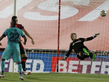 Pemain Barcelona Martin Braithwaite (kiri) mencetak gol ke gawang Mallorca pada pertandingan La Liga di Son Moix Stadium, Palma de Mallorca, Spanyol, Sabtu (13/6/2020). Barcelona membantai Mallorca dengan skor 4-0. (AP Photo/Francisco Ubilla)