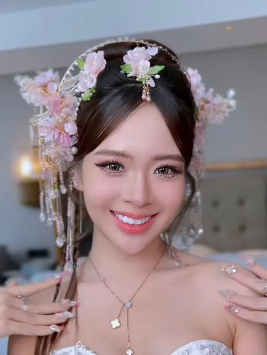 Penampilan unreal Yuvi kemudian dilengkapi dengan headpiece bunga dari @peurle.id. [@cindyyuvia].