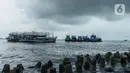 Sejumlah kapal bersandar di pesisir laut Jakarta, Kamis (9/1/2020). Kawasan yang rawan diterjang banjir rob selama cuaca ekstrim melanda Jakarta pada 9 hingga 12 Januari 2020 adalah Muara Angke, Kalibaru, Muara Baru, Cilincing, Marunda dan Pademangan Ancol. (merdeka.com/Imam Buhori)