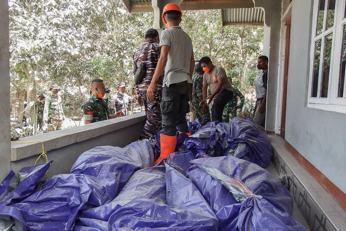 Gunung Lewotobi Laki-Laki erupsi