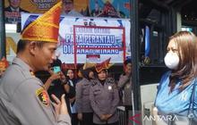 Kapolres Dharmasraya Sambut Rombongan Mudik Gratis Pulang Basamo 2026 di Gerbang Sumbar