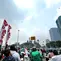 Warga menyaksikan atraksi pesawat dalam perayaan HUT ke-81 Kemerdekaan Republik Indonesia di kawasan Istana Merdeka, Jakarta, Senin (17/8/2026). Sejumlah pesawat tempur dan helikopter TNI-Polri tampil dalam rangkaian atraksi udara yang memeriahkan perayaan kemerdekaan, termasuk manuver dan formasi di langit Jakarta. (KLY/Budy Santoso)