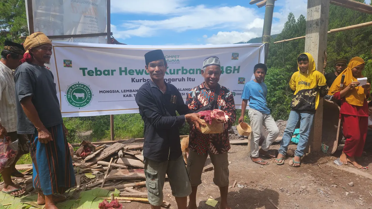 Dompet Dhuafa Sulawesi Selatan memberikan hewan kurban kambing kepada masyarakat di Rantebua Sanggalangi, Toraja Utara.