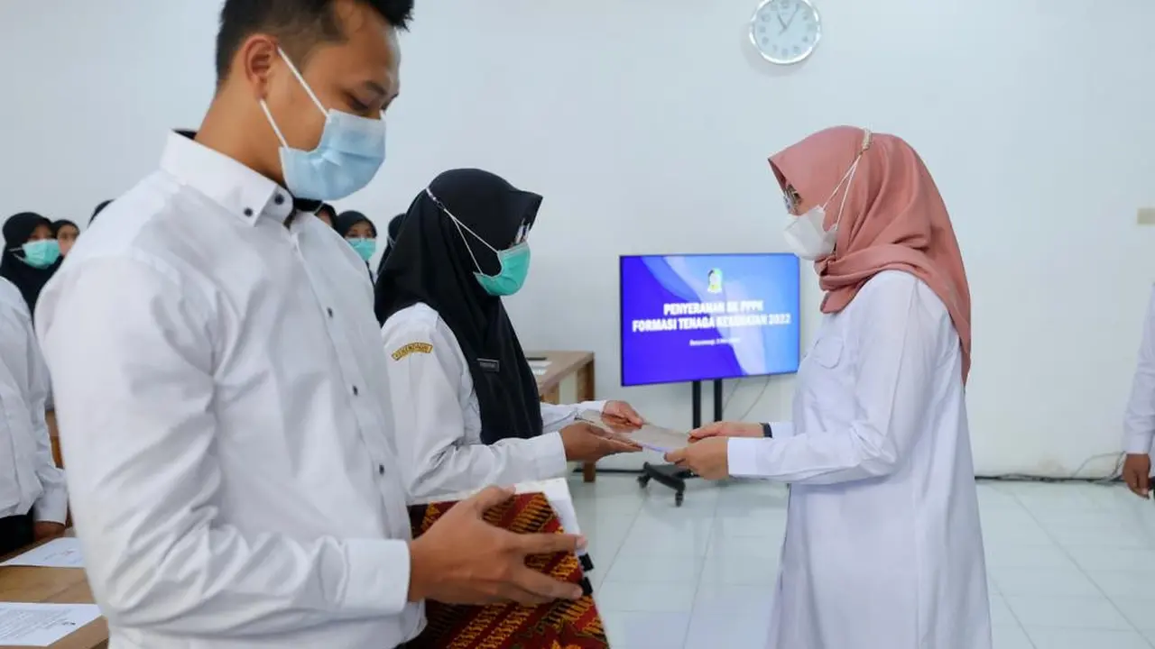 Bupati Banyuwangi Ipuk Fiestiandani (baju putih) serahkan SK pengangkatan P3K tenaga kesehatan  Banyuwangi (Istimewa)