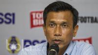 Pelatih Sriwijaya FC, Widodo C. Putro, menghadiri jumpa pers usai melawan Barito Putera pada laga Piala Presiden di Stadion Kapten I Wayan Dipta, Bali, Senin (13/2/2017).  Barito Putera kalah 1-2 dari Sriwijaya FC. (Bola.com/Vitalis Yogi Trisna)