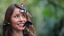 Wajah seorang wanita bernama Jessie dihiasi kupu-kupu saat berpose dalam sesi foto di Wisley Gardens, Inggris (12/1). Lebih dari 50 spesies kupu-kupu eksotis terbang bebas ditempat ini. (AP Photo / Frank Augstein)