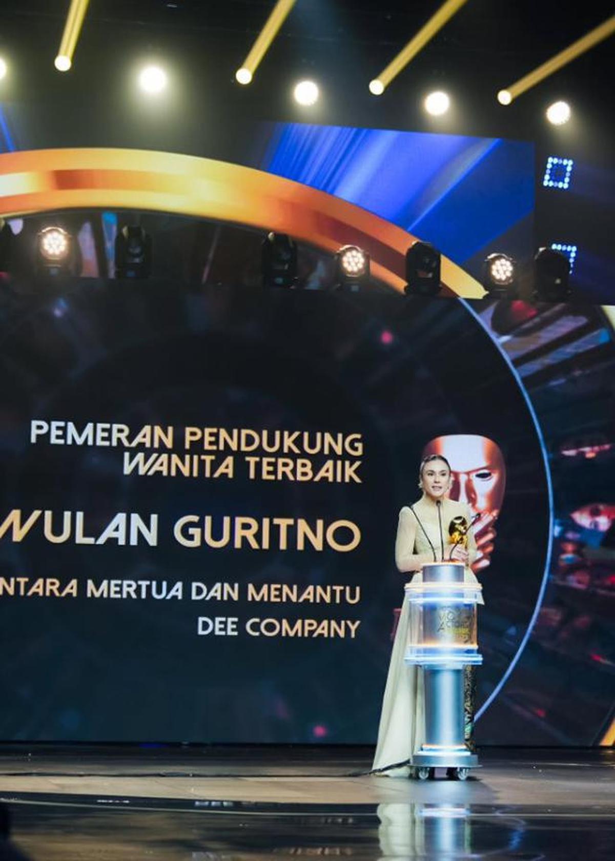 Potret Wulan Guritno Pakai Kebaya Brokat Model Bustier Drapery, Pancarkan Aura Feminin