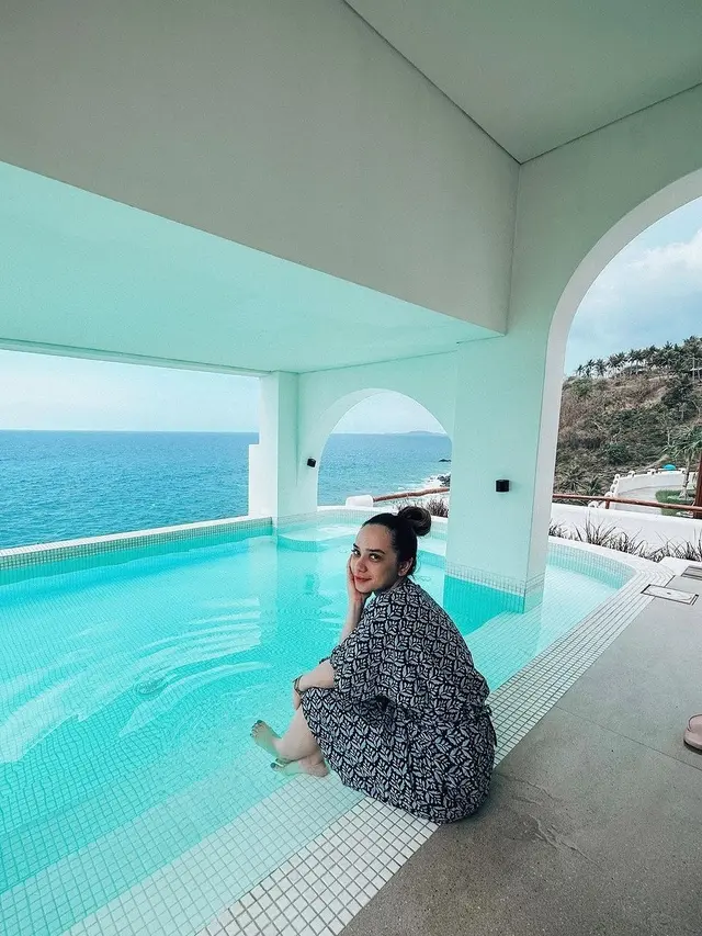 Putri Anne sempat berlibur ke Lombok bersama anak semata wayangnya, Ibrahim beberapa waktu lalu