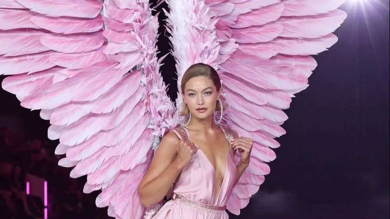 Adu Gaya Kakak Beradik Gigi dan Bella Hadid Comeback di Pertunjukan Busana Victoria's Secret 2024