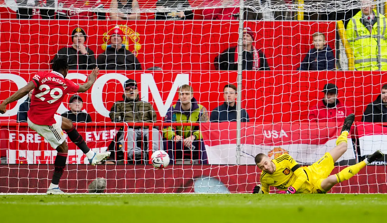 Pemain Manchester United Aaron Wan-Bissaka (kiri) dan kiper Manchester United David de Gea beraksi saat melawan Southampton pada pertandingan sepak bola Liga Inggris di Stadion Old Trafford, Manchester, Inggris, 12 Maret 2023. Pertandingan berakhir imbang dengan skor 0-0. (AP Photo/Jon Super)
