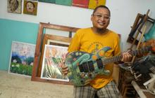 Pria Lumajang Ini Jago Lukis Gitar, Karyanya Diminati Musisi dan Kolektor