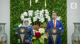 Presiden Joko Widodo (kanan) dan Presiden Singapura, Halimah Yacob melakukan konferensi pers bersama saat kunjungan kenegaraan di Istana Bogor, Jawa Barat, Selasa (4/2/2020). Dalam pertemuan tersebut kedua negara membahas kerjasama terutama dalam sektor bisnis. (Liputan6.com/Faizal Fanani)