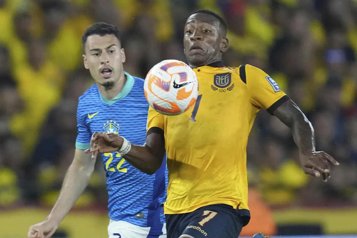 Pervis Estupinan dari Ekuador dan Gabriel Martinelli dari Brasil