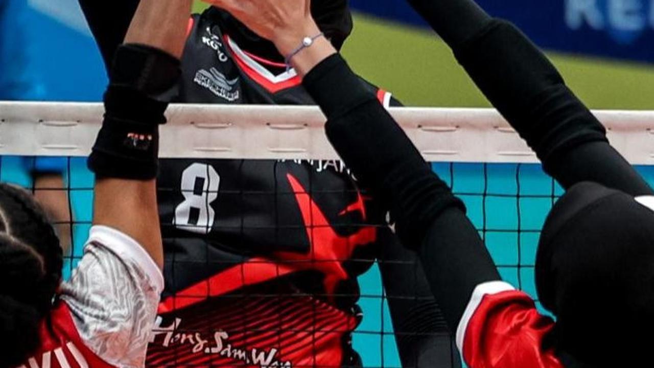 Pemain Red Sparks, Megawati Hangestri (tengah) melepaskan spike yang berusaha diblok dua pemain tim putri Indonesia All Star, Mediol Stiovanny Yoku (kir) dan Agustin Wulandhari pada laga ekshibisi bola voli fun volleyball. (Bola.com/Bagaskara Lazuardi)