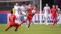 Pemain Borneo FC, Rizky Dwi Febrianto (tengah) berebut bola dengan pemain Persija Jakarta, Rayhan Hannan pada laga pekan ke-7 BRI Liga 1 2023/2024 di Stadion Patriot Candrabhaga, Bekasi, Rabu (9/8/2023). (Bola.com/Bagaskara Lazuardi)