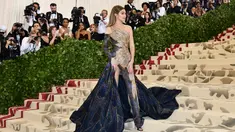 Model Gigi Hadid berpose saat menghadiri Met Gala 2018 di Metropolitan Museum of Art, New York (7/5). Tema Met Gala kali ini adalah "Heavenly Bodies: Fashion dan Catholic Imagination". (AP Photo/Charles Sykes)