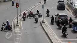 Sejumlah Pengendara motor terlihat melawan arah arus di kawasan Tanah Abang, Jakarta Pusat, Selasa (9/6/2015). Pelaksanaan denda maksimal diterapkan karena semakin sedikitnya kesadaran masyarakat mematuhi aturan lalu lintas. (Liputan6.com/Johan Tallo)