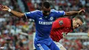 Duel Ashley Cole dan Wayne Rooney pada pertandingan Liga Inggris antara Manchester United melawan Chelsea di Stadion Old Trafford, Manchester Selasa 27 Agustus 2013. (AFP/Andrew Yates)