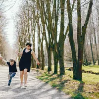 Jalan-jalan bersama keluarga bisa mempererat hubungan antara orangtua dan anak, sekaligus membantu pertumbuhan si kecil. (Foto: Freepik/prostooleh)