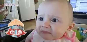 Ekspresi Bayi Saat Makan Buah Alpukat