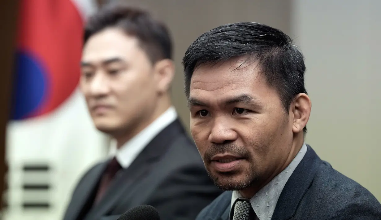 Politisi Filipina dan mantan petinju Manny Pacquiao (kanan) dan seniman bela diri Korea Selatan D.K. Yoo saat konferensi pers di Pusat Pers, Seoul, Korea Selatan, Selasa (11/10/2022). Hasil pertandingan akan disumbangkan untuk membantu upaya pemulihan di Ukraina. (AP Photo/Ahn Young-joon)