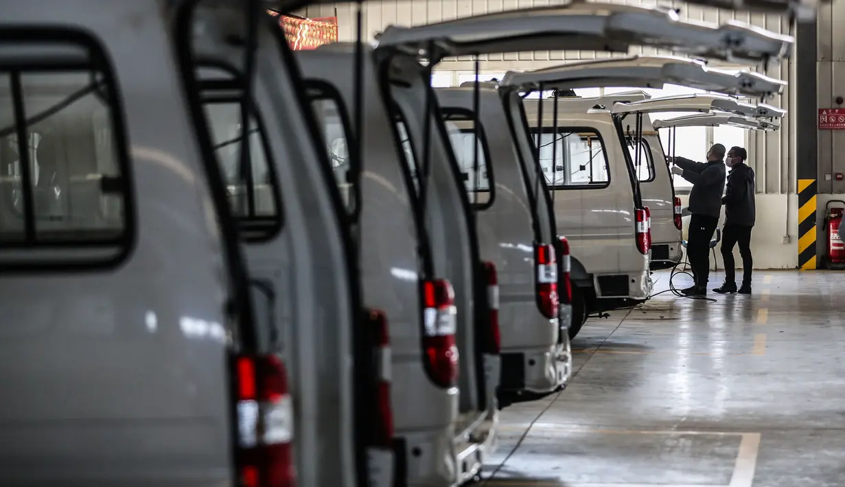 Pekerja merakit ambulans di basis manufaktur milik perusahaan Brilliance Auto di Shenyang, China, 3 Februari 2020. Gelombang pertama produksi sebanyak 10 ambulans bertekanan negatif akan rampung pada 5 Februari dan langsung digunakan untuk memerangi epidemi coronavirus baru. (Xinhua/Pan Yulong)
