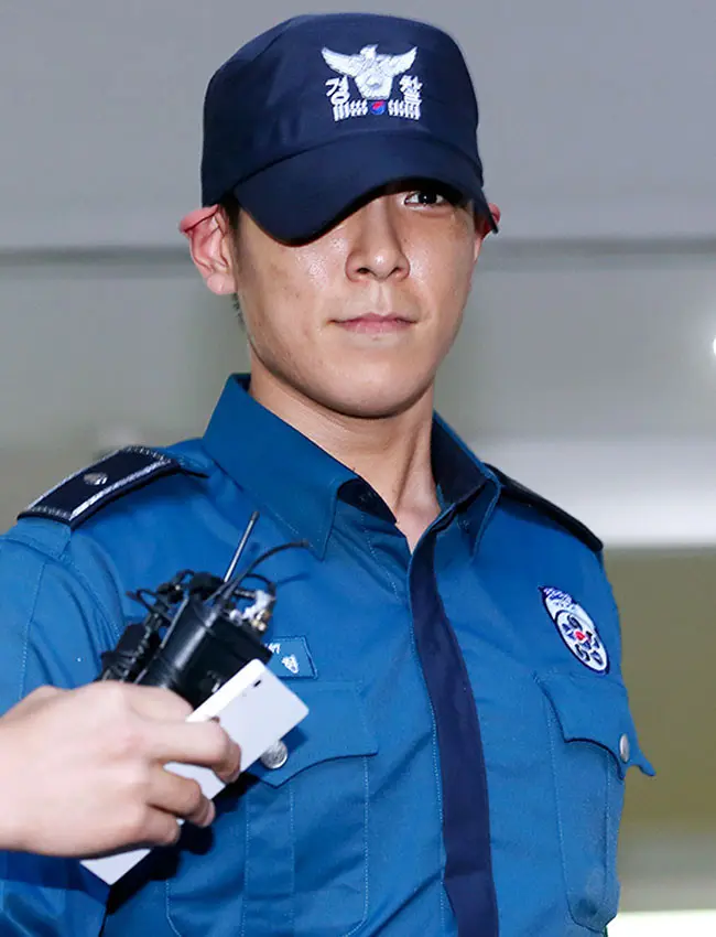 T.O.P BigBang saat keluar dari kantor Kepolisian Gangnam. (Dispatch.co.kr)