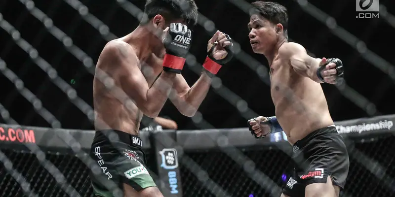 FOTO: Aksi Dua Petarung Indonesia Rizki - Arnol di One Championship