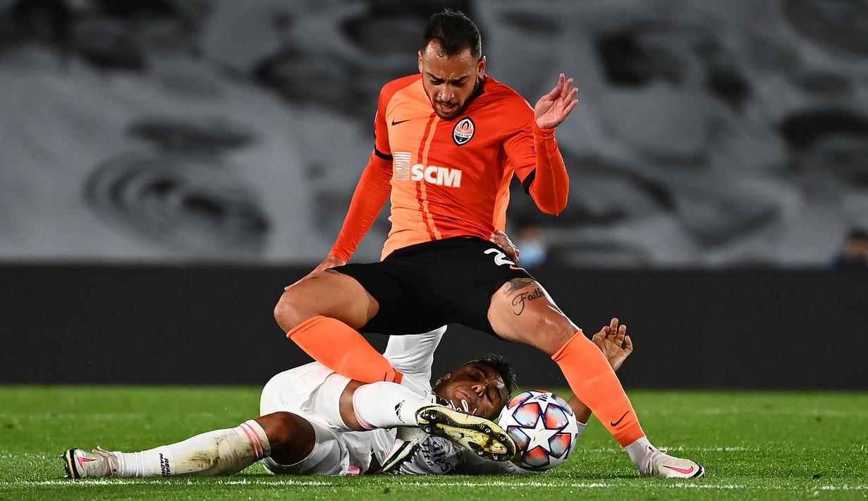 Gelandang Real Madrid, Casemiro, berebut bola dengan gelandang Shaktar Donetsk, Maycon, pada laga Liga Champions 2020/2021 di Estadio Alfredo Di Stefano, Rabu (21/10/2020) malam WIB. Real Madrid kalah 2-3 oleh Shaktar Donetsk. (AFP/Gabriel Bouys)