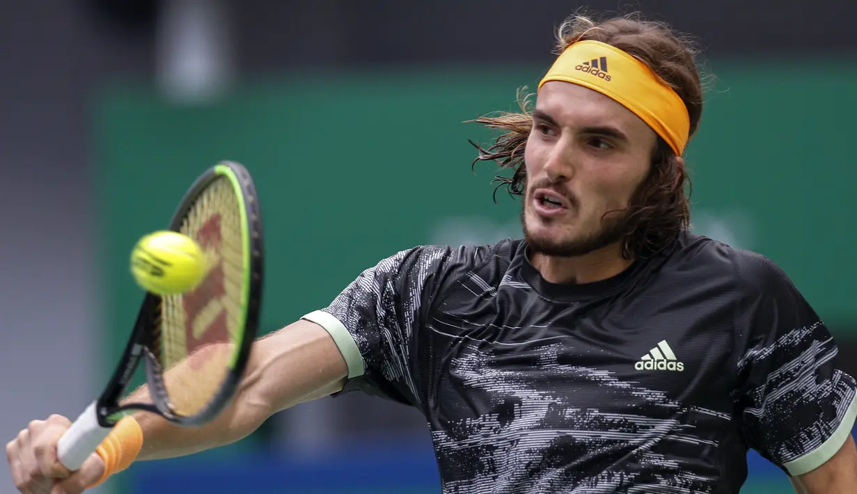 Petenis Yunani, Stefanos Tsitsipas berusaha mengembalikan bola pukulan Novak Djokovic dari Serbia pada perempat final tunggal putra tenis Shanghai Masters di Qizhong Forest Sports City Tennis Center di Shanghai, China (11/10/2019). Tsitsipas menang 3-6, 7-5, 6-3 atas Djokovic. (AP Photo/Andy Wong)