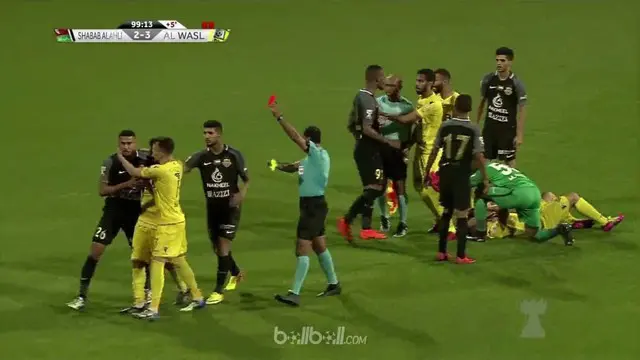 Berita video laga Piala Liga Uni Emirat Arab, Al Wasl vs Shabab Al Ahli Dubai, berlangsung keras dan tiga kartu merah harus dikeluarkan wasit. This video presented by BallBall.