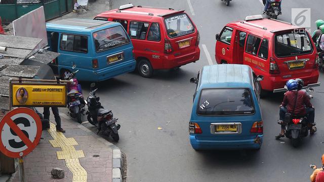 Angkot Ngetem Sembarangan Memperparah Kemacetan di Lenteng Agung