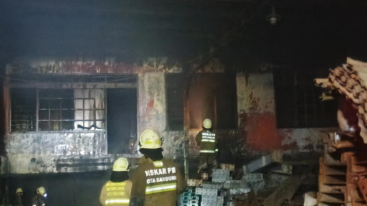 Korslet Listrik Diduga Jadi Pemicu Kebakaran Gudang Besi Tua di Soetta Bandung