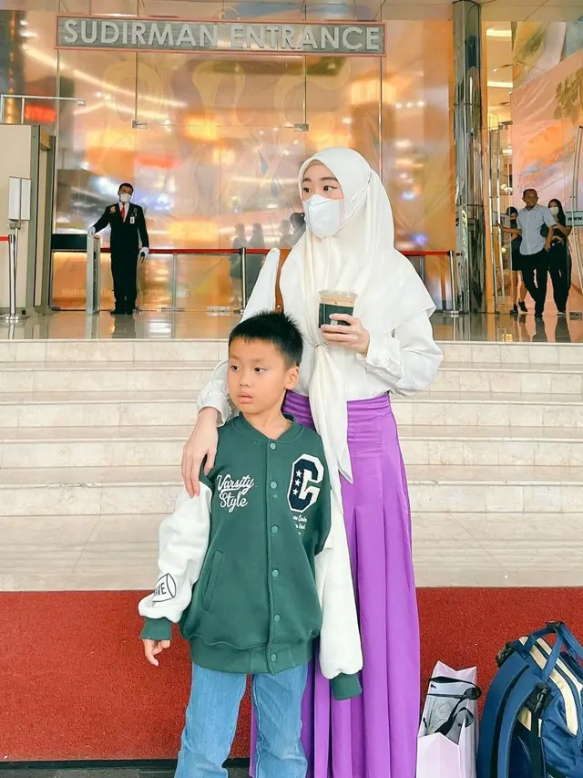 Potret Kebersamaan Larissa Chou dengan Anak Semata Wayang