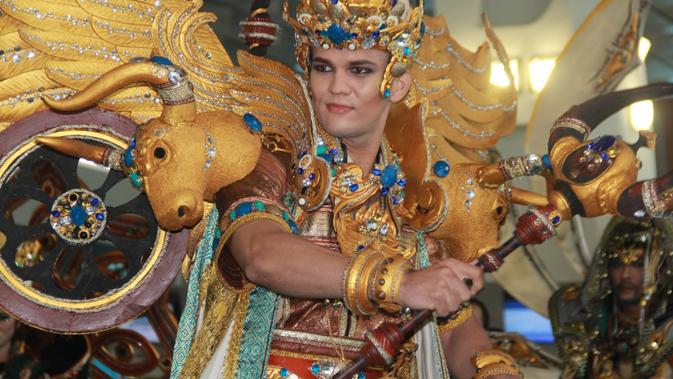 Parade kostum bertema ASIALIGHT dari Jember Fashion Carnaval warnai Terminal 3 Soekarno-Hatta