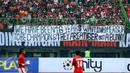 Suporter Persija membentangkan spanduk usai menyaksikan laga timnya melawan Mitra Kukar pada lanjutan Liga 1 Indonesia di Stadion Patriot Candrabhaga, Bekasi, Minggu (14/5). Laga kedua tim berakhir imbang 1-1. (Liputan6.com/Helmi Fithriansyah)