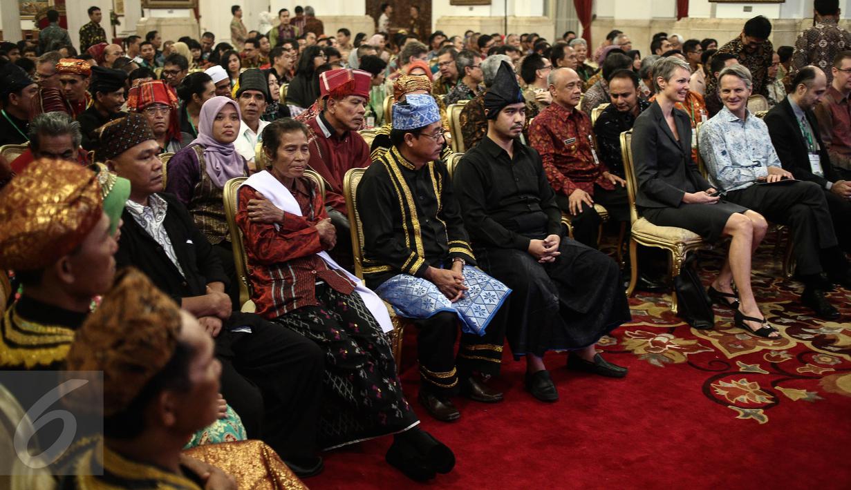 Pemangku hutan adat hadir dalam pencanangan pengakuan hutan adat di Jakarta, Jumat (30/12). Pencanangan dilakukan karena hutan adat untuk menjaga keseimbangan ekologis dan keadilan sosial bagi masyarakat hukum adat (MHA). (Liputan6.com/Faizal Fanani)