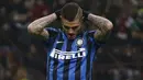 Penyerang Inter Milan, Mauro Icardi terlihat lesu usai tendangan penaltinya gagal pada lanjutan Serie A Liga Italia di Stadion San Siro, Milan (31/01/2016). AC Milan menang telak atas Inter Milan dengan skor 3-0. (REUTERS/Alessandro Garofalo)