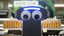 Robot bernama Marty berdiri di pasar swalayan Giant Food Stores di Harrisburg, Pennsylvania, AS, Selasa (15/1). Giant Food Stores mempekerjakan robot lucu bermata besar tersebut sebagai karyawan. (AP Photo/Matt Rourke)