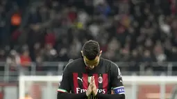 Bek AC Milan, Theo Hernandez berselebrasi usai mencetak gol ke gawang Spezia pada pertandingan lanjutan Liga Serie A Italia di stadion San Siro, di Milan, Italia, Minggu (6/11/2022). AC Milan menang tipis atas Spezia 2-1. (AP Photo /Antonio Calanni)
