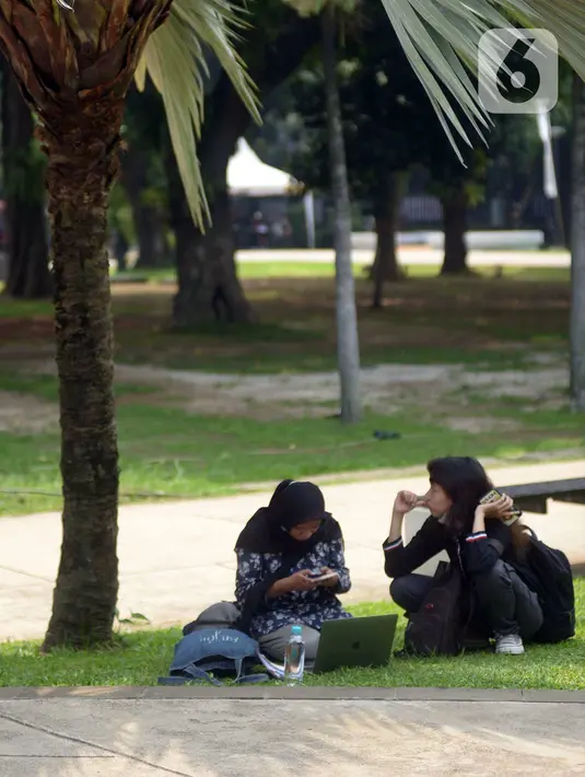 Pelamar kerja berteduh di bawah pohon saat menghadiri Job Fair Disabilitas bertajuk Cinta Disabilitas di Lapangan Banteng, Jakarta, Sabtu (3/12/2022). Sebanyak 20 perusahaan dari BUMD DKI Jakarta dan perusahaan swasta lainnya yang ikut serta dalam acara ini. (merdeka.com/Imam Buhori)