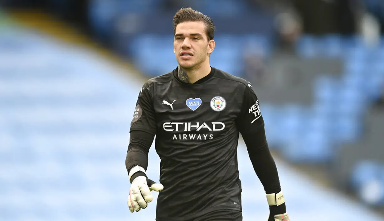 Kiper Manchester City, Ederson, saat melawan Norwich City pada laga Premier League di Stadion Etihad, Minggu (26/7/2020). Manchester City menang dengan skor 5-0. (Shaun Botterill/Pool via AP)