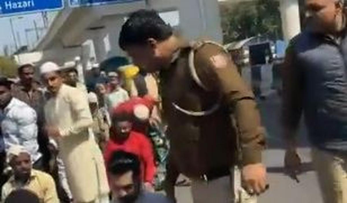 "Kami tidak tahu mengapa dia melakukan itu dan apa yang menghasutnya. Orang-orang mencoba menghentikannya.<br><br>Tapi dia mulai melawan mereka juga. Lalu orang-orang marah dan berkumpul di jalan,"