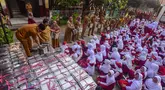 Guru membagikan ompreng Makan Bergizi Gratis (MBG) di SDN Meruyung, Depok, jawa Barat, Senin, 13 Juli 2007. (KLY/ Arie Basuki)