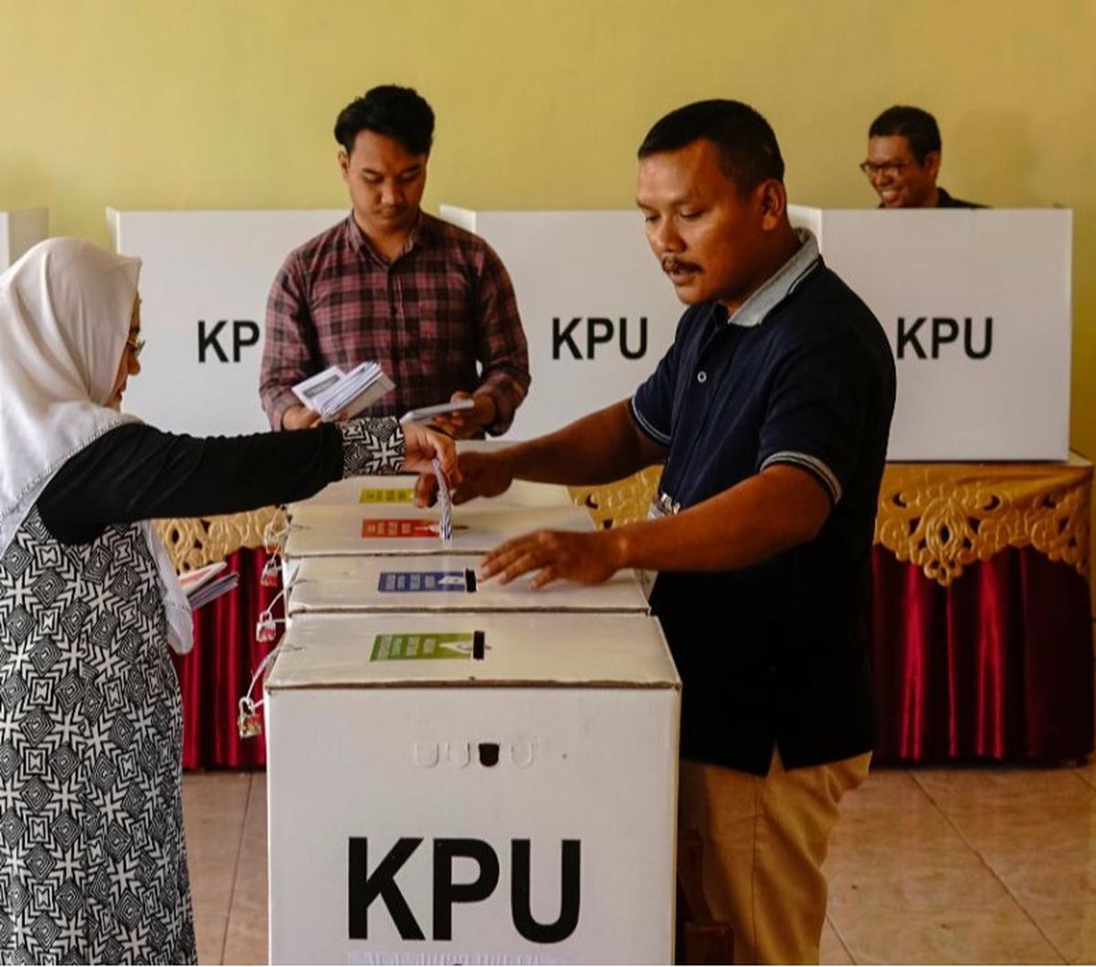 Disusul pasangan Anies Baswedan-Muhaimin Iskandar dengan 23,14 persen suara. Sedangkan Ganjar Pranowo-Mahfud Md diposisi buncit mendapat 17,08 persen suara.&nbsp;